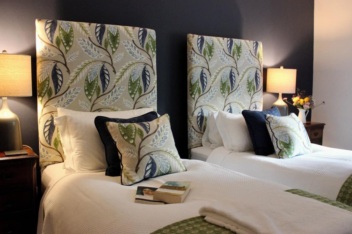 Double Room (Caturns)