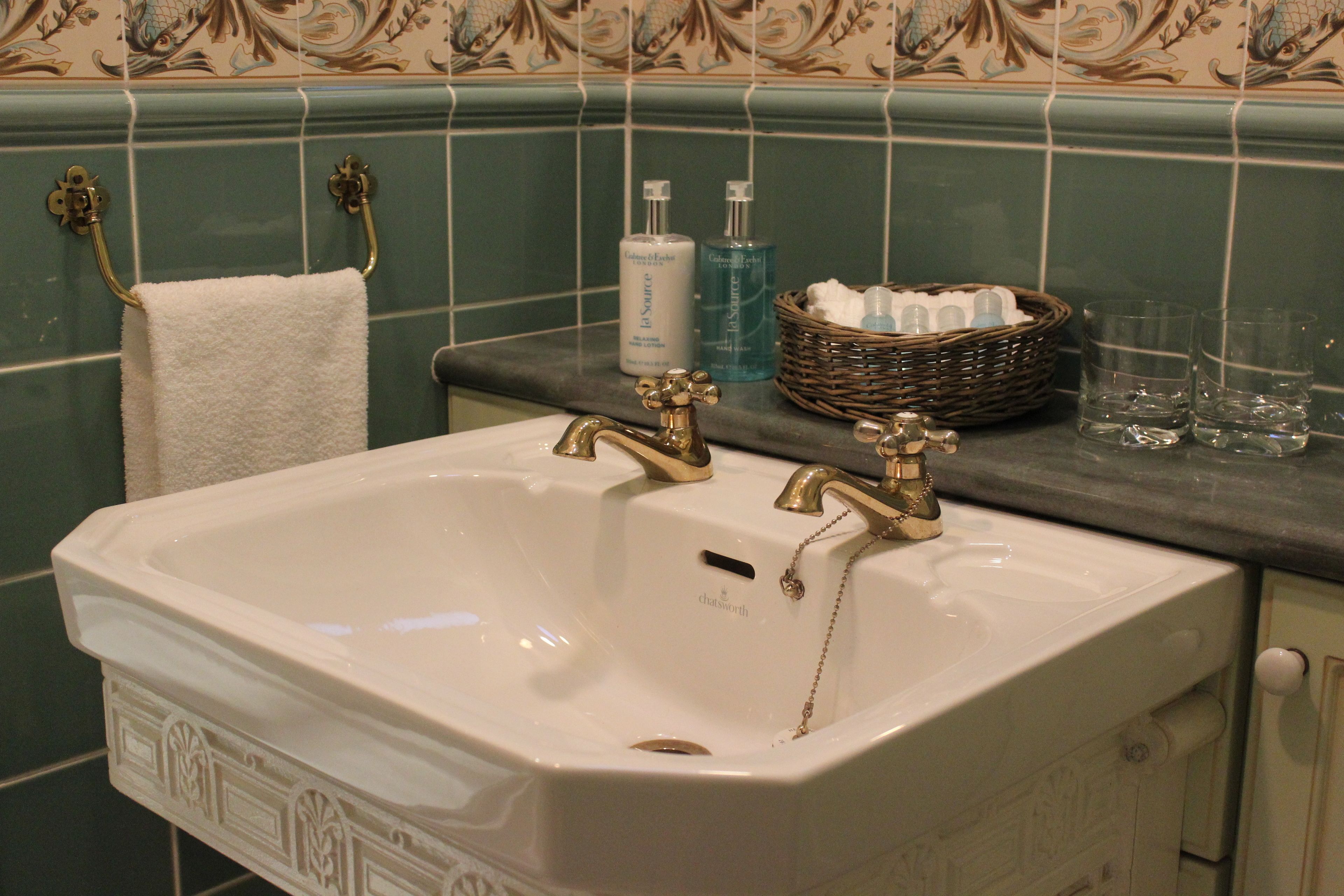 Double Room (Caturns) | Bathroom | Shower, free toiletries, towels