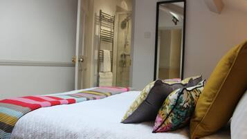 Double Room (Alfox Den) | Iron/ironing board, free cribs/infant beds, free WiFi