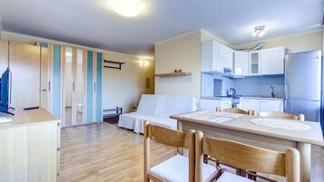 Apartment, 2 Schlafzimmer | Wohnbereich | Flachbildfernseher