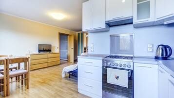 Apartment, 2 Schlafzimmer | Eigene Küche | Kühlschrank, Mikrowelle, Ofen, Herdplatte