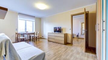 Apartment, 2 Schlafzimmer | Wohnbereich | Flachbildfernseher