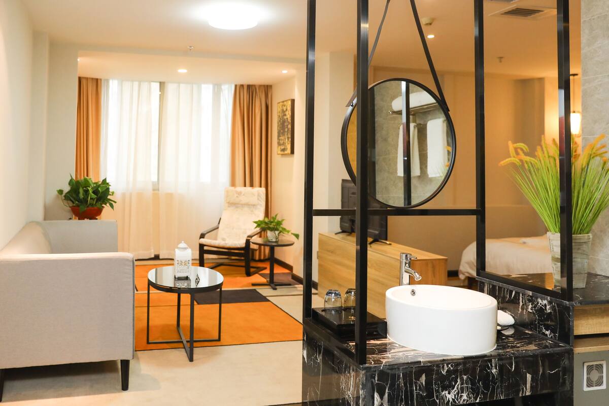 Executive Suite | Minibar, desk, blackout drapes, soundproofing