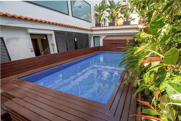 Piscine extérieure en saison