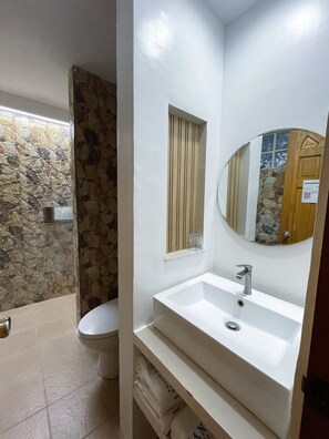 Deluxe-Zimmer, Meerblick (VIP ) | Badezimmer | Dusche, Regendusche, kostenlose Toilettenartikel, Hausschuhe