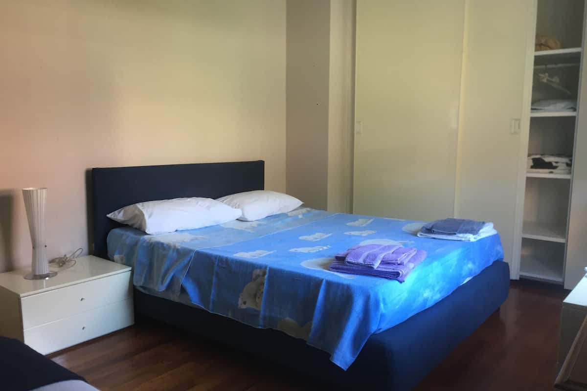 Quarto quádruplo clássico | Escrivaninha, ferros/tábuas de passar roupa, Wi-Fi de cortesia