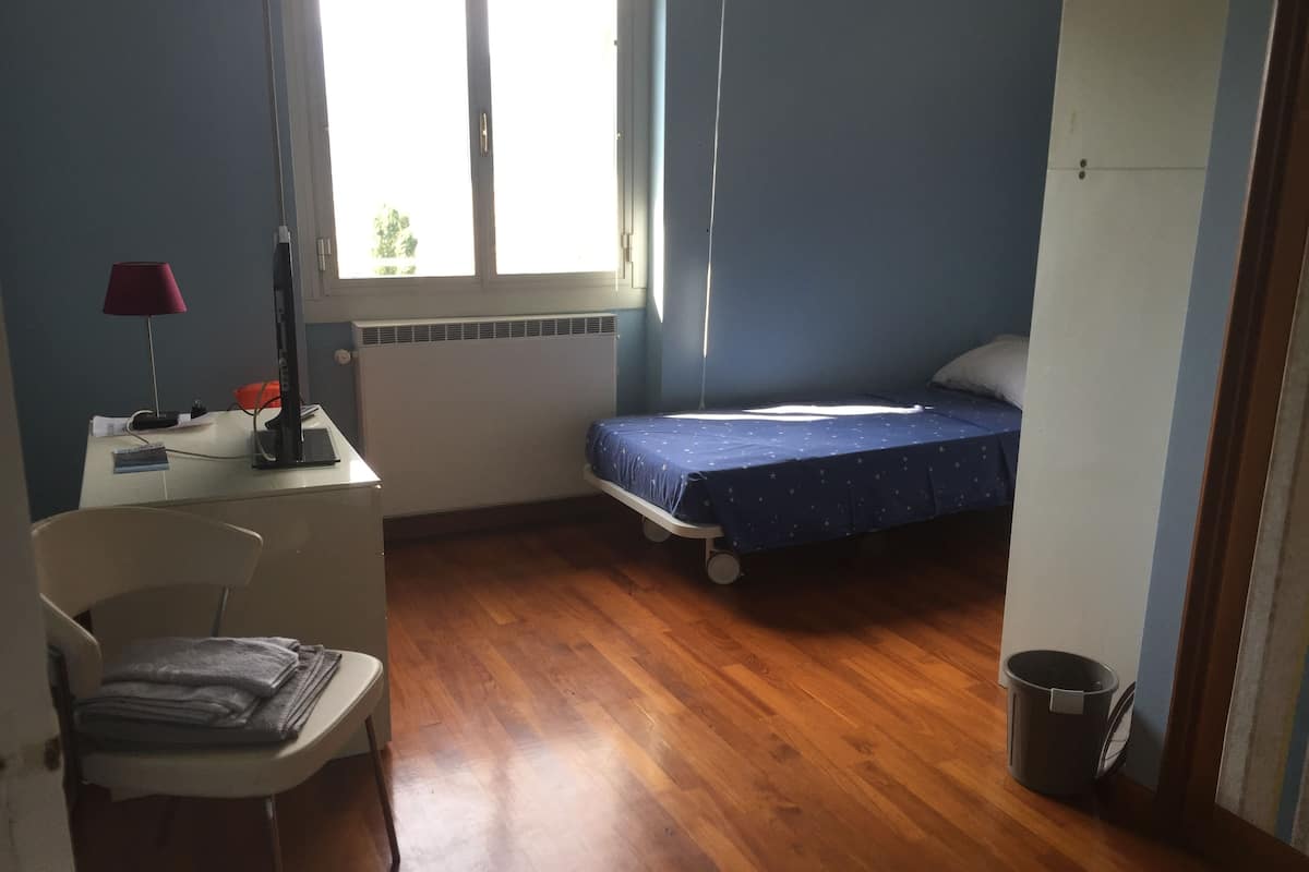 Quarto duplo | Escrivaninha, ferros/tábuas de passar roupa, Wi-Fi de cortesia