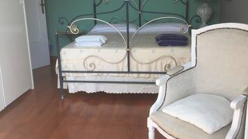 Schreibtisch, BĂŒgeleisen/BĂŒgelbrett, kostenloses WLAN