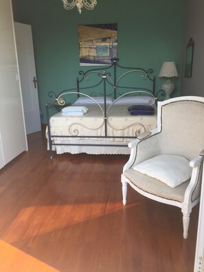 Bureau, fer et planche à repasser, Wi-Fi gratuit