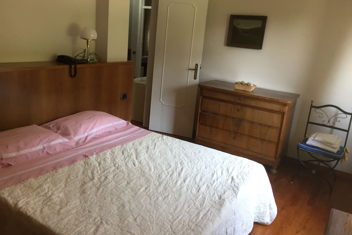 Quarto casal | Escrivaninha, ferros/tábuas de passar roupa, Wi-Fi de cortesia