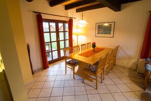 House, 3 Bedrooms | In-room dining