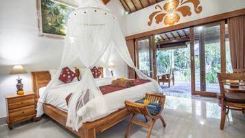 In-room safe, desk, free WiFi