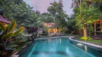 Outdoor pool, pool loungers