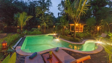 Kolam renang outdoor, dengan kursi berjemur