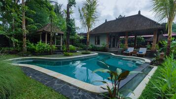 Outdoor pool, pool loungers