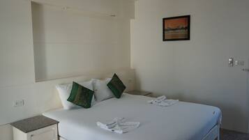 Standard Double Room | Langsir/tirai gelap terus, Wi-fi percuma