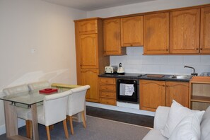 Apartamento Deluxe, 2 habitaciones | Servicio de comidas en la habitación