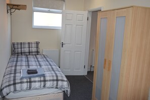 Deluxe Apartment, 2 Bedrooms | 1 bedroom, iron/ironing board, free cribs/infant beds, bed sheets - Apartment Northfields (London)