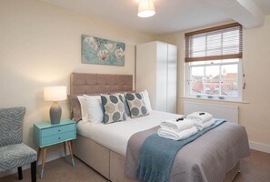 4 bedrooms, iron/ironing board, free WiFi, bed sheets - Stonegate - By SoJourn (York)