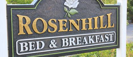 Schild für das Rosenhill Bed & Breakfast mit einer Rosen-Wappen.