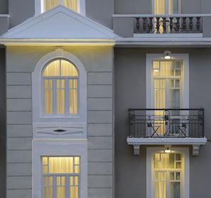 Fachada da propriedade à noite