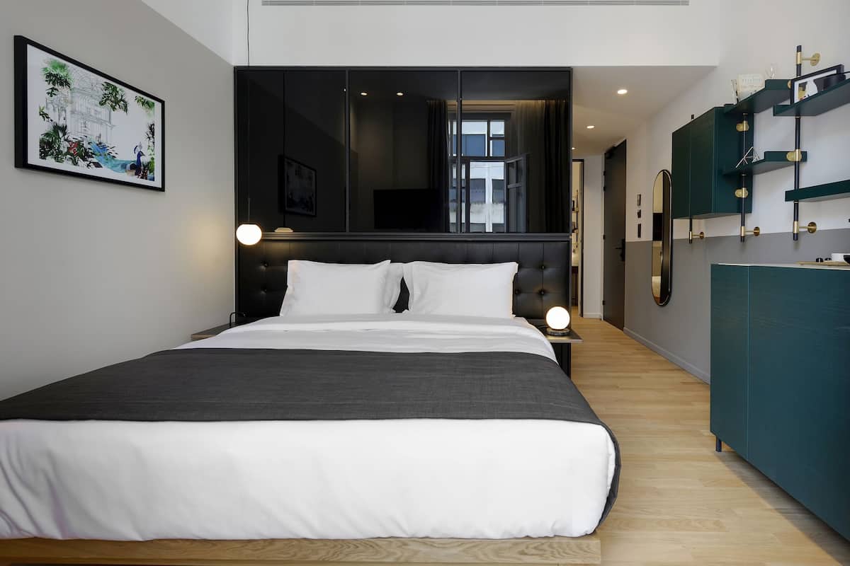 family room | 1 bedroom, egyptian cotton sheets, premium bedding, minibar