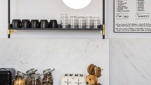 Un bufé de desayuno con diversas opciones de comida y salsas.