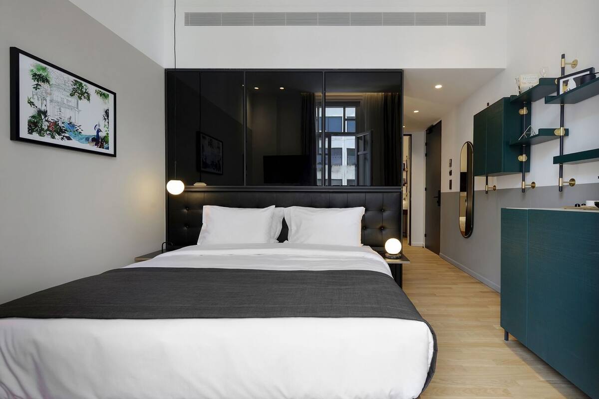 Egyptian cotton sheets, premium bedding, minibar, in-room safe