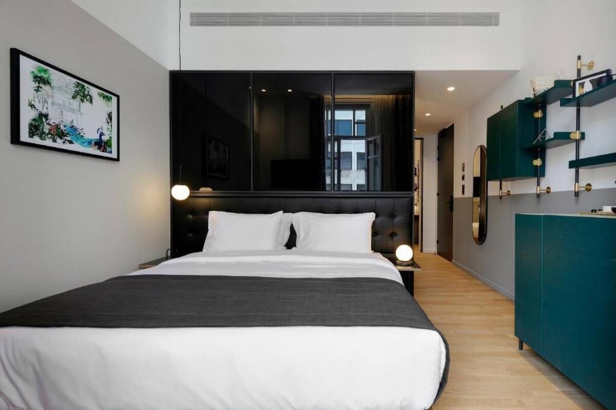 Egyptian cotton sheets, premium bedding, minibar, in-room safe