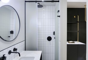 X-Large Room | Bathroom | Shower, rainfall showerhead, eco-friendly toiletries, hair dryer - The Modernist Thessaloniki (Thessaloniki)