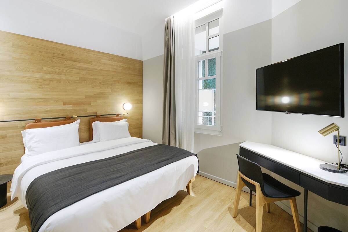 Egyptian cotton sheets, premium bedding, minibar, in-room safe