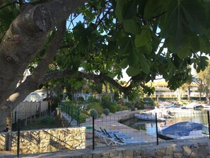 Piscine extérieure en saison, chaises longues