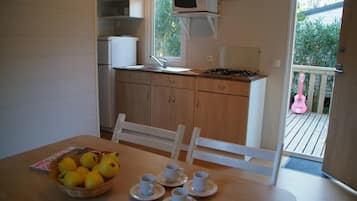 Refrigerador con freezer, microondas, placa de cocina, cafetera expreso