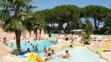 Piscina stagionale all'aperto, lettini