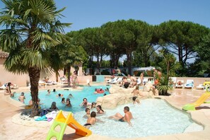 Piscine extérieure en saison, chaises longues