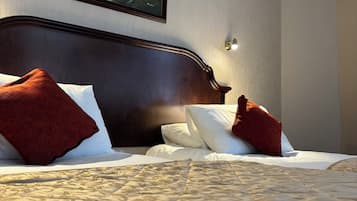 Standard Double or Twin Room, Non Smoking, Private Bathroom | Peralatan tempat tidur hipoalergenik, peti besi dalam bilik