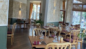 Een restaurant met houten tafels en stoelen, klaar voor gasten.
