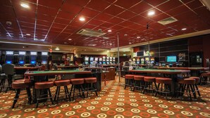 Een casino met diverse blackjacktafels, pokertafels en gokkasten.
