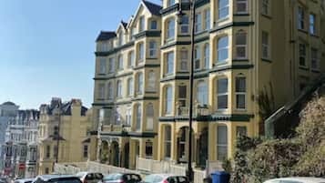 Vista frontal de la propiedad