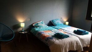 Eenvoudige tweepersoonskamer, 2 eenpersoonsbedden, niet-roken | 1 slaapkamer, een bureau, verduisterende gordijnen, gratis wifi