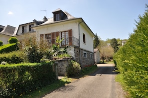 Free self-parking - Le Curieux (Conques-en-Rouergue)