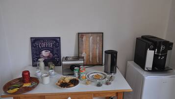 Daily continental breakfast (EUR 7 per person)