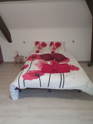 Standard Double Room, 1 Double Bed, Private Bathroom | 1 bedroom, desk, blackout drapes, free WiFi - Le Curieux (Conques-en-Rouergue)