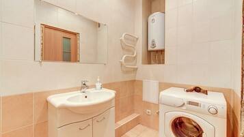Apartment, 2 Schlafzimmer | Badezimmer | Komfortbadewanne, Regendusche, Haartrockner, Handtücher