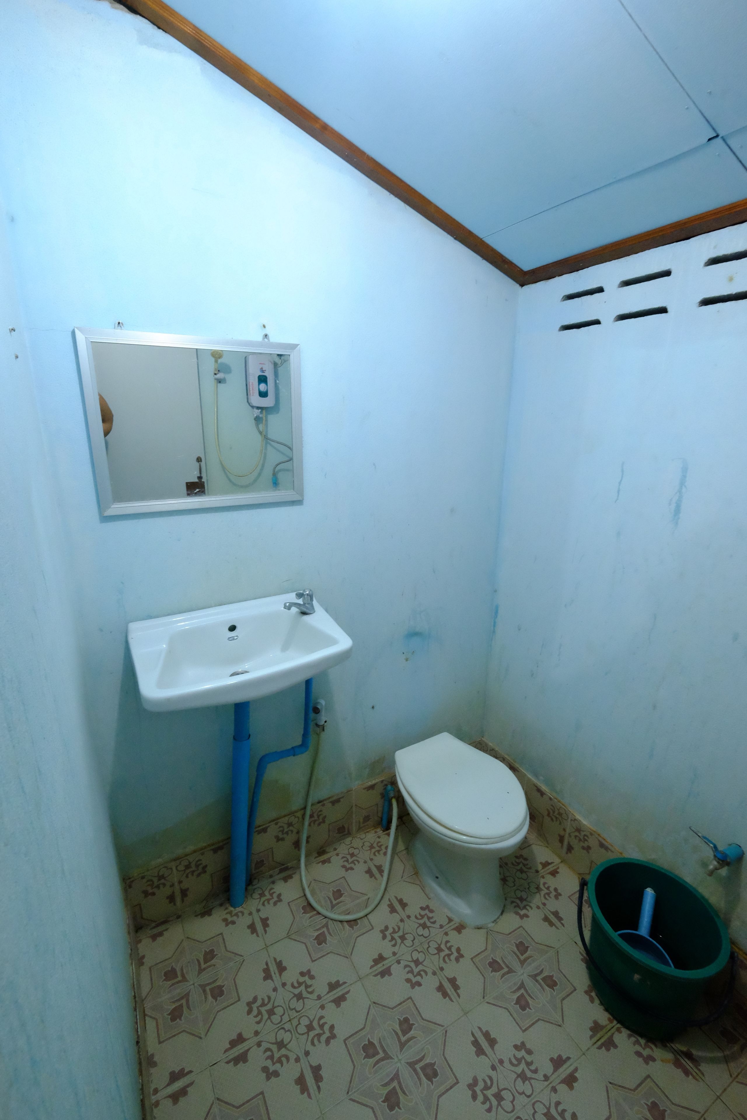 Un bagno piccolo con un lavandino bianco, un water e uno specchio.