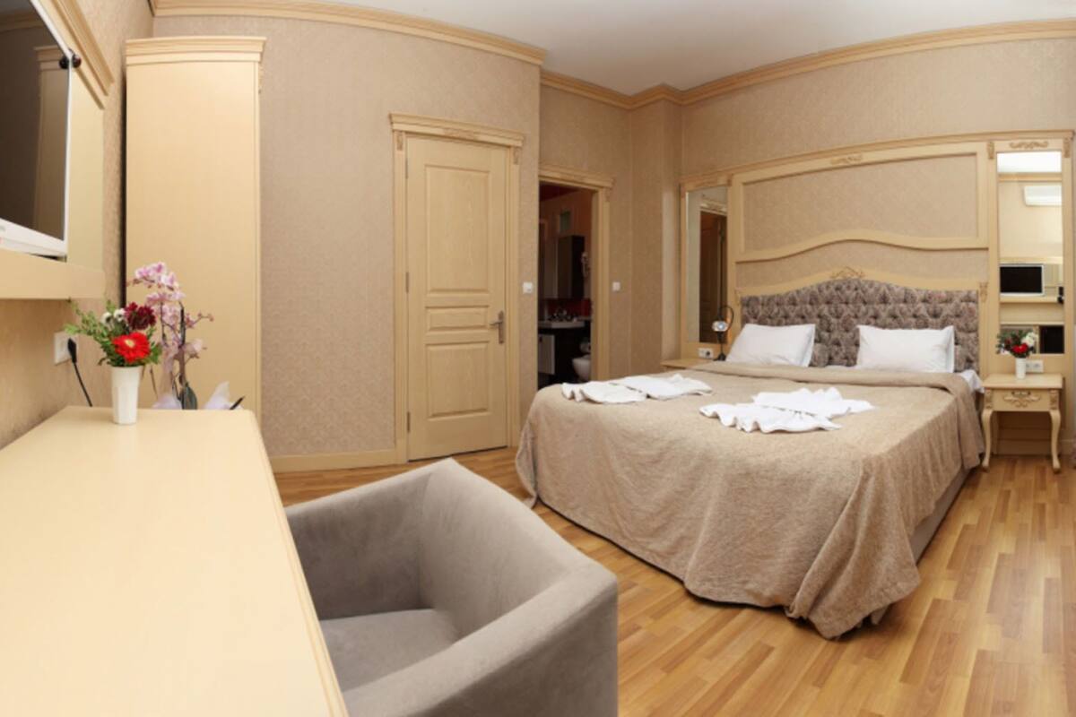 Artículos del minibar gratis, escritorio y insonorización