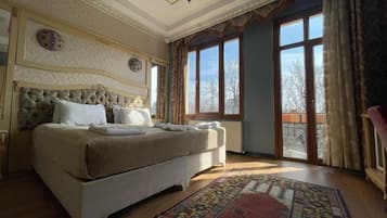 Standard Twin Room | 1 bedroom, free minibar, individually decorated, individually furnished