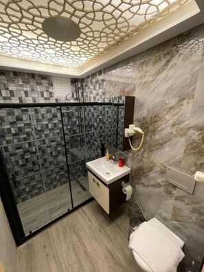 Shower, free toiletries, hair dryer, slippers - Optimist Hotel (Istanbul)