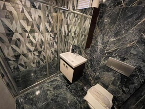 Douche, articles de toilette gratuits, sèche-cheveux, chaussons