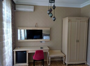 Artículos del minibar gratis, escritorio y insonorización